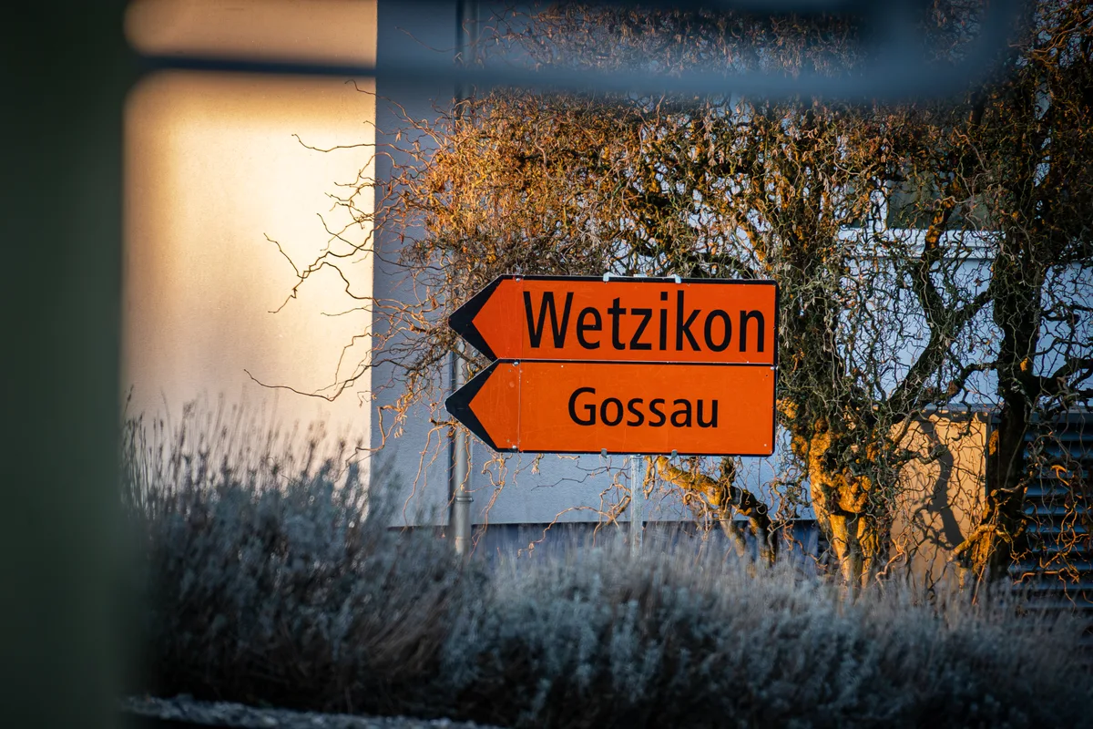 Die Umleitungen sind überall gut signalisiert. Dennoch halten sich nicht alle Verkehrsteilnehmer an die Anweisungen. Verkehrstafeln signalisieren eine Umleitung.